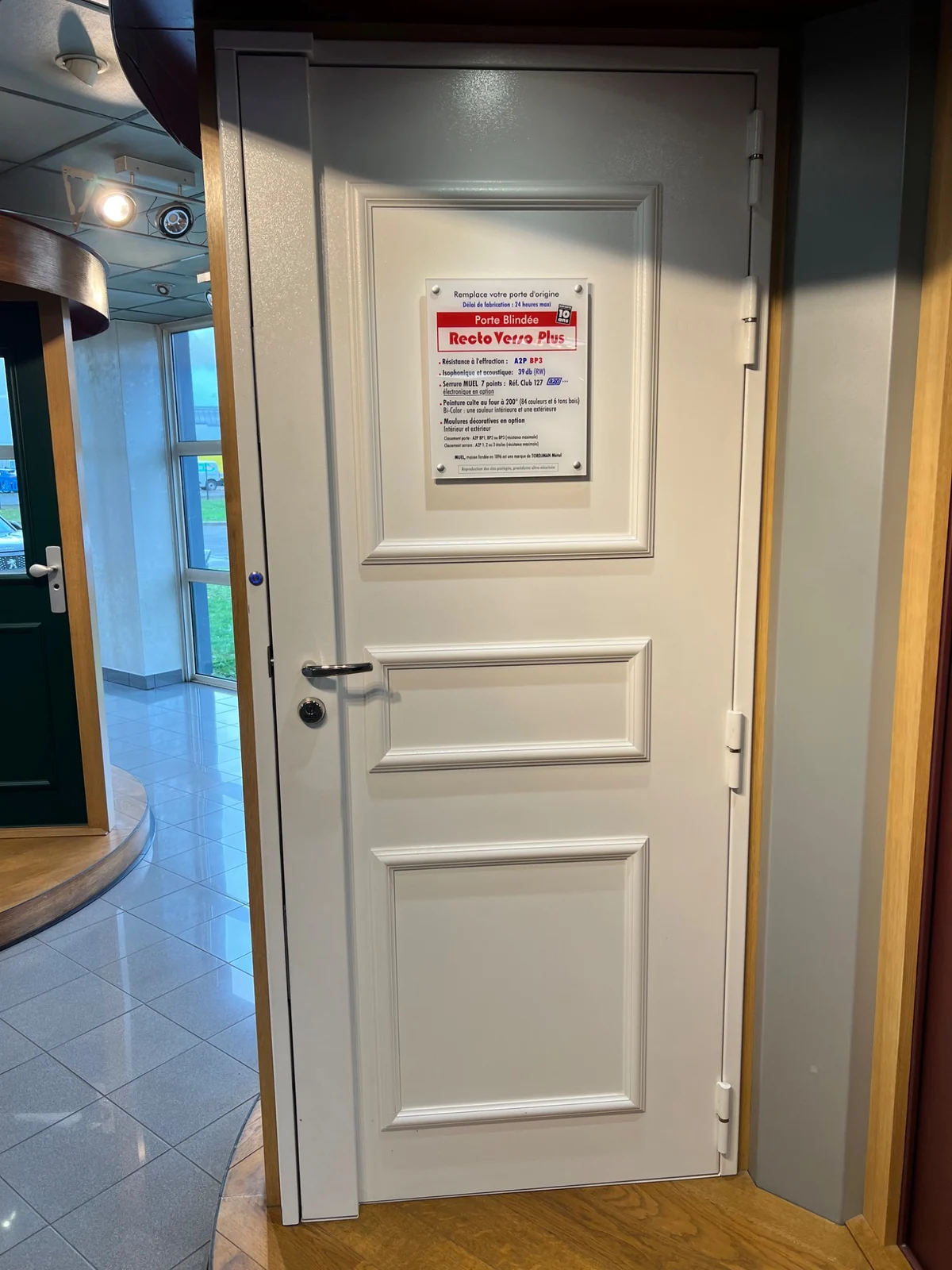 Porte blindée blanche proposée par Serrurier 78